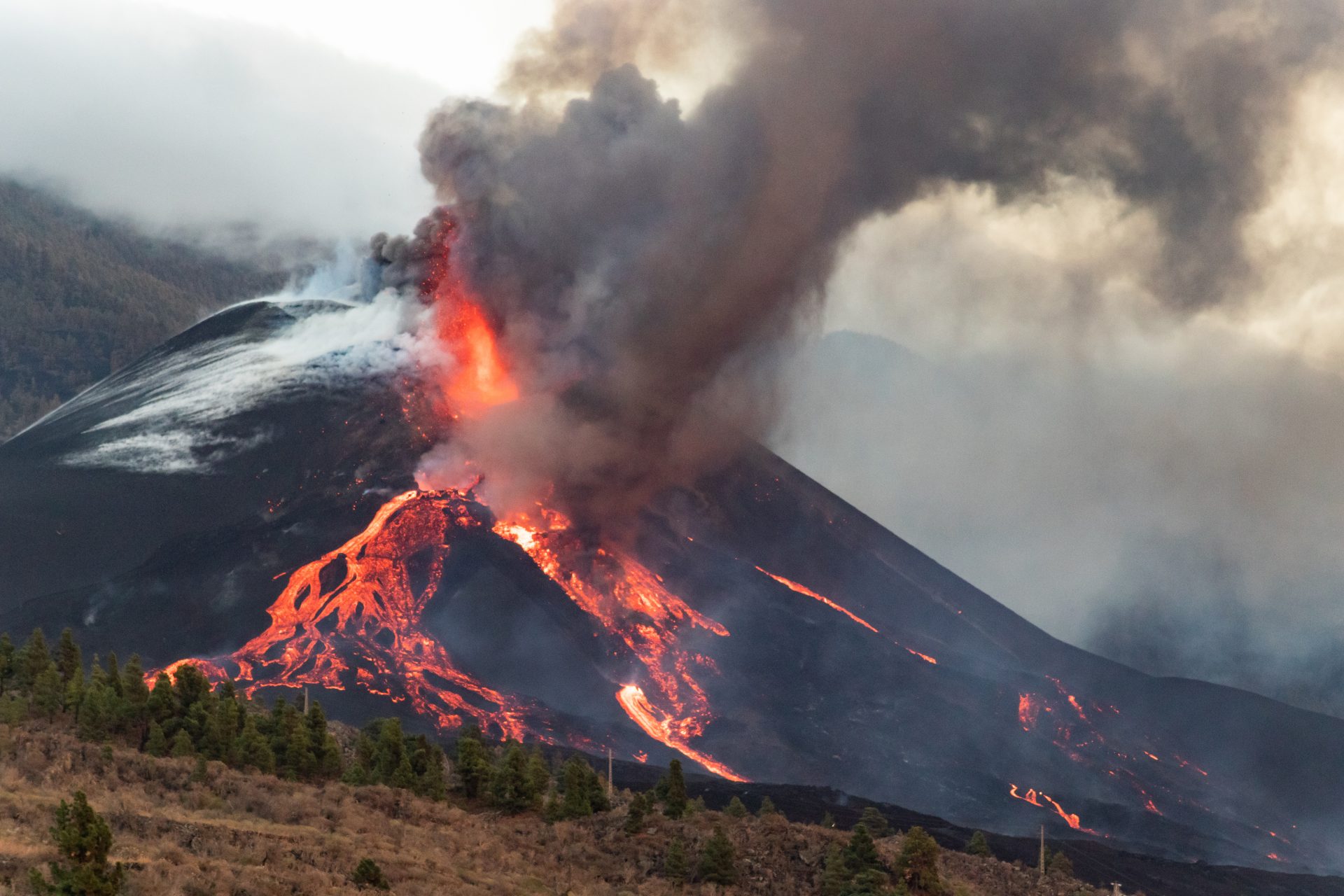 Volcán en erupción generando ceniza que afecta la salud