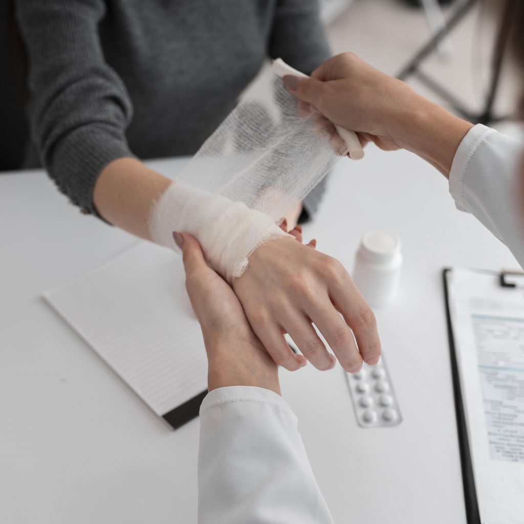 doctor-arreglando-servidumbre-mano-paciente (1)