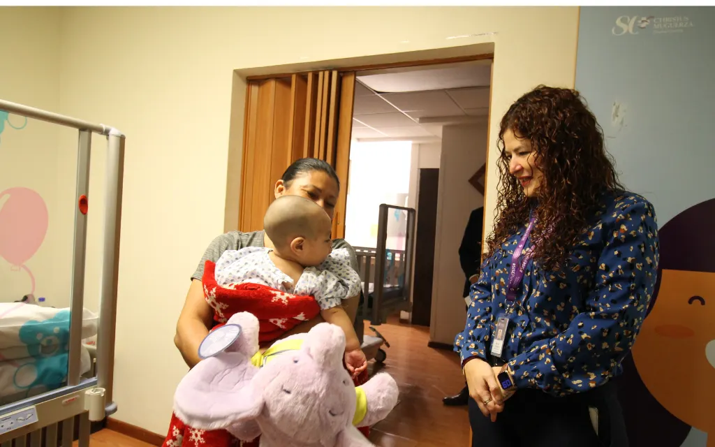 Paciente de labio y paladar hendido dibujando sornisas