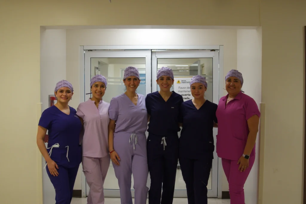 Mujeres manos equipo medico para cirugía