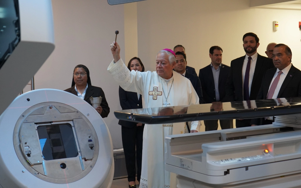 Arzobispo bendice equipo médico del Centro Integral de Oncología