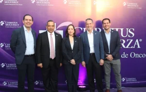 Directivos de CHRISTUS MUGUERZA posan durante presentación oficial