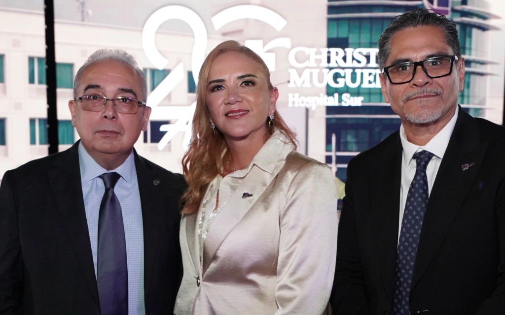 Directivos sonriendo a la cámara