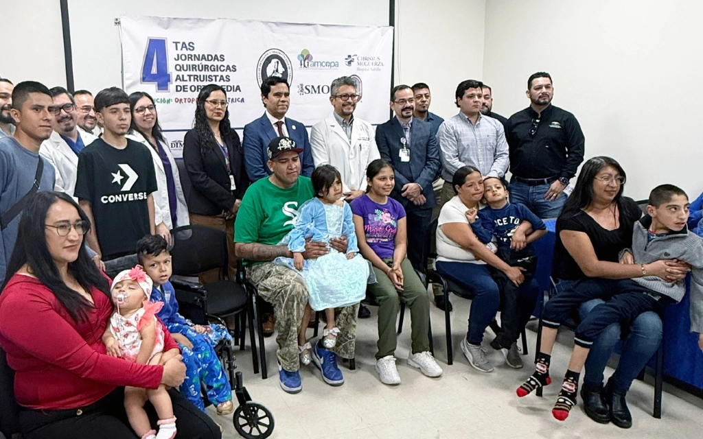 Grupo de personas posando en rueda de prensa