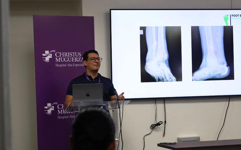 Médico especialista explicando un caso clínico de ortopedia