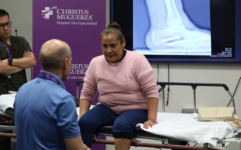 Médico especialista valora el diagnóstico de una paciente