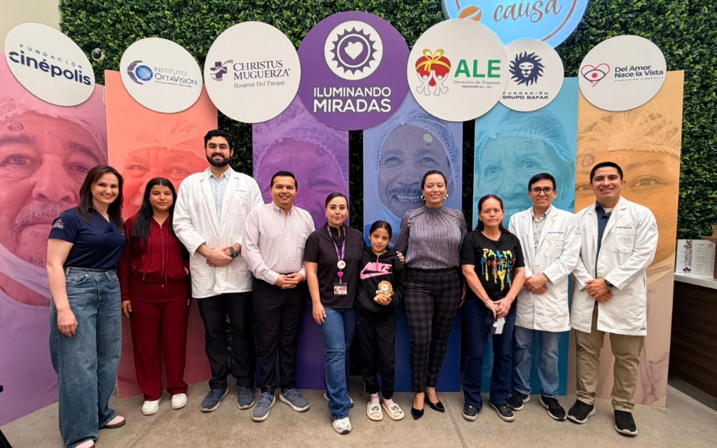 Médicos, voluntarios y pacientes sonríen a la cámara