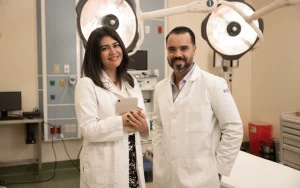 2 médicos en la sala de quirófano de un hospital