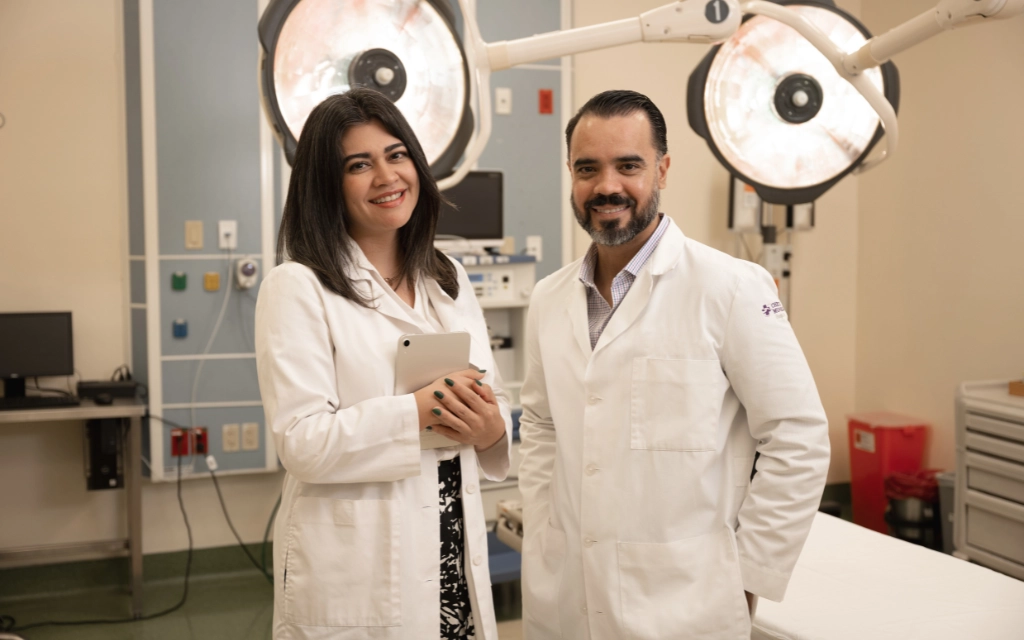 2 médicos en la sala de quirófano de un hospital