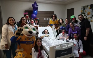 Voluntarios sonríen mientras visitan a un paciente