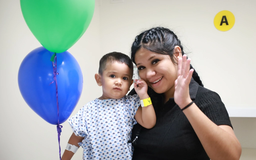 Equipo médico de Hospital CHRISTUS MUGUERZA Alta Especialidad durante la jornada de cirugías gratuitas de mano para pacientes pediátricos.