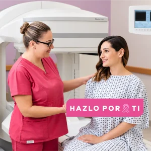 Mujer en bata esperando a que de inicio su procedimiento Tomosíntesis + mamografía