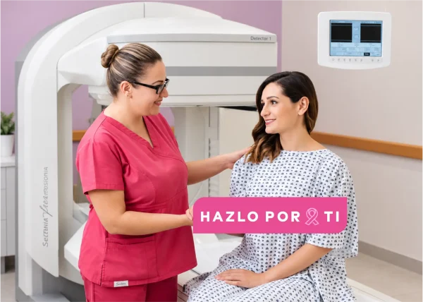 Mujer en bata esperando a que de inicio su procedimiento Tomosíntesis + mamografía