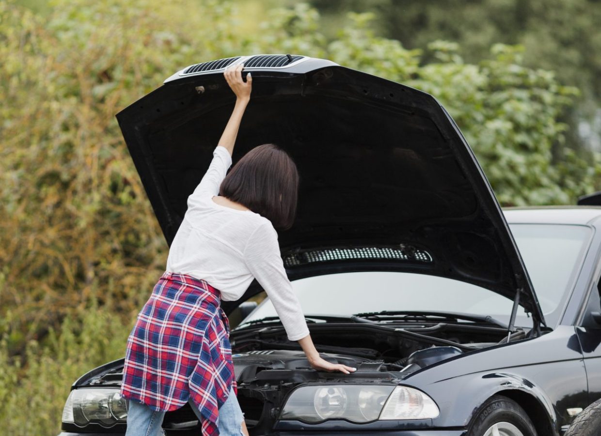 Accidentes viales y regreso a clases, mujer con coche averiado